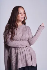 Sweater negro de punto con diseño de ochos, cuello redondo y mangas largas.