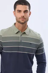 Remera polo de manga larga con diseño rayado en degradado de tonos azules y grises, cuello liso azul marino y logo bordado en el pecho. Confeccionada en tejido piqué de algodón.