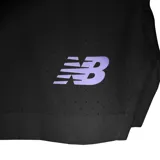 Short deportivo negro de New Balance, con logo estampado en blanco en la pierna izquierda. Confeccionado en tejido elástico de secado rápido con tecnología NB DRY. Cuenta con calzoncillo interior incorporado, bolsillo trasero con cremallera y cintura elástica con cordón ajustable.