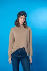 Sweater color beige de tejido de punto con cuello redondo y mangas largas.
