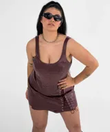 Minivestido color borgoña con diseño de corset y cordones laterales.