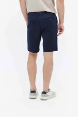 Bermuda de corte chino color azul marino, con diseño clásico de líneas simples y estructura liviana.