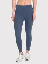 Calza deportiva azul con tiro alto, bolsillos laterales y banda de silicona en la cintura.