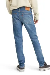 Pantalón de jean de corte skinny, color azul claro, con tiro medio y cinco bolsillos.