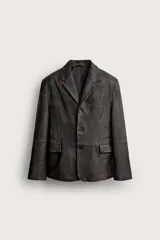Blazer de cuero marrón oscuro, de corte regular fit, con solapas de muesca, cierre frontal de tres botones y bolsillos con solapa en la cadera.