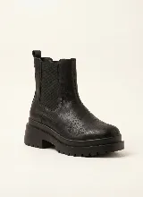 Bota estilo Chelsea de cuero con textura craquelada, cuenta con paneles elásticos laterales y suela de plataforma dentada.