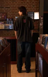 Remera de algodón premium con efecto nevado, corte oversize y cuello redondo. Presenta un estampado gráfico frontal de la banda Depeche Mode en tonos rosados y blancos.