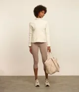 Calza capri deportiva color beige, de microfibra lisa.