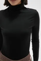Polera de poliamida ajustada al cuerpo, con cuello alto y mangas largas.