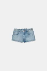 Short de denim tiro bajo con cinco bolsillos, detalle de cordón entretejido en la cintura y cierre frontal con cremallera y botón metálico.