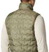 Chaleco acolchado Columbia de color verde oliva, con diseño de celdas selladas térmicamente, cierre frontal completo, cuello alto con protector de mentón y bolsillos laterales con cremallera.