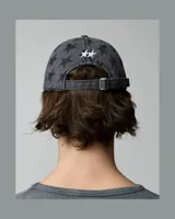 Gorra TwoJeys de color negro con estampado integral de estrellas grises y bordado frontal en color blanco con texto y estrellas.