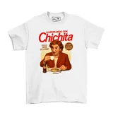 Remera blanca de algodón con estampa frontal gráfica que hace referencia al programa de televisión Almorzando con Chichita, conducido por Cacho de la Cruz.