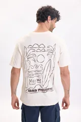 Remera de manga corta color beige, con cuello redondo y gran estampado en la espalda de estilo lineal que incluye palmeras, sol, olas y la leyenda 'Beach Paradise'.