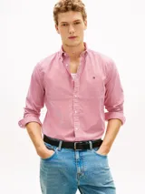 Camisa de manga larga Tommy Hilfiger con estampado de rayas clásicas en color rojo y blanco, cuello con botones, puños abotonados y bordado de la bandera de la marca en el pecho.