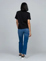 Remera de manga corta Calvin Klein, confeccionada en algodón regenerativo, con cuello redondo acanalado y logo pequeño de la marca estampado en el centro del pecho.