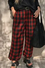 Babucha de gabardina con diseño a cuadros, corte relajado y cintura elastizada.