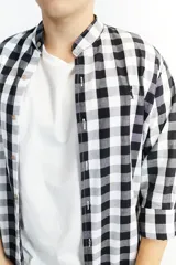 Camisa a cuadros blancos y negros, de algodón, con cuello mao y mangas largas.