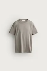 Camiseta slim fit negra de cuello redondo y manga corta.
