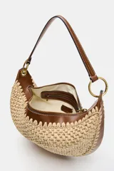 Bolso saca de formato multiposición con cuerpo de efecto trenzado y detalles en combinación de materiales. Cuenta con asa combinada con anillas metálicas, bolsillo interior con cremallera y cierre mediante cremallera metálica.