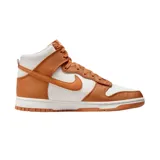 Championes Nike Dunk High de caña alta, con diseño bicolor en blanco y naranja. Presentan una estructura robusta con paneles de tela y cuero sintético, el icónico logo Swoosh en los laterales y suela de goma con tracción.
