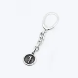Llavero de plata 925 con cadena de eslabones y medalla circular con el símbolo de la medicina grabado en relieve.