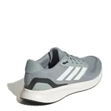 Championes de running Adidas Runfalcon 5, color gris con detalles en blanco. Presentan exterior de malla transpirable, mediasuela con tecnología Cloudfoam para mayor amortiguación y suela de goma Adiwear para mayor durabilidad.