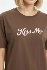 Remera de algodón de manga corta y cuello redondo, con corte holgado y estampado frontal con la frase "NOTHING IS REAL".
