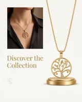 Collar de bronce dorado con cadena fina y dije circular con diseño del árbol de la vida con detalles brillantes.
