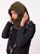 Pasamontañas de tejido tipo corderito sintético en color negro, con diseño de capucha integrada y cordones ajustables en la parte frontal.