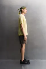 Remera Zara Athleticz de corte relaxed fit, confeccionada en tejido técnico fluido y ligero, en color verde militar. Presenta cuello redondo, manga corta y pequeño estampado a contraste en el pecho.