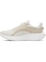 Championes de running Under Armour modelo W Ascend, color beige con detalles en blanco. Presentan una parte superior de malla transpirable con refuerzos sintéticos, entresuela Charged+ Cushioning para mayor amortiguación y suela de goma resistente.