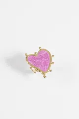 Anillo de acero dorado con diseño de corazón grande, esmalte rosado perlado en el centro y pequeños apliques esféricos en el borde.