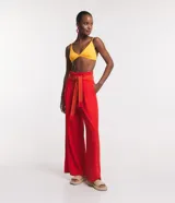 Pantalón de corte amplio tipo pantalona en lino color celeste, con pliegues delanteros y trabillas en la cintura.