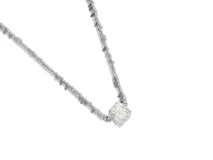 Collar de plata 925 con cadena de eslabones pequeños y dije central en forma de cubo texturizado.