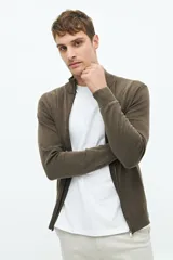 Campera tejida color verde militar, con cuello levemente elevado, cierre entero, logo bordado y fit regular.