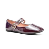 Zapato tipo bailarina de charol negro con punta cuadrada y doble tira con hebilla.