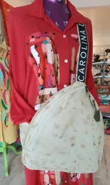 Mochila de cuero natural con efecto desgastado, diseño pintado a mano de Carolina De Cunto, correa ajustable en negro con inscripciones y cierre de cremallera.