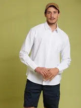 Camisa de corte regular fit, confeccionada en tejido oxford de algodón. Presenta cuello clásico, cierre frontal con botones y un bolsillo aplicado en el pecho.