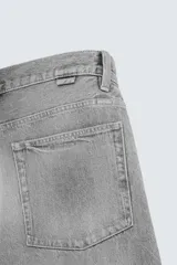 Bermuda de denim de algodón, color negro lavado, de corte ancho (baggy fit) y tiro medio. Presenta cinco bolsillos y bajo con acabado irregular deshilachado.