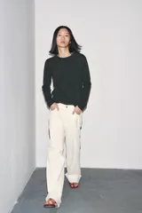 Jersey de punto de cuello redondo y manga larga, con acabados en rib en puños, cuello y bajo.