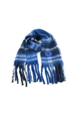 Bufanda de tejido suave con diseño de cuadros en tonos grises, blancos y negros. Presenta flecos en los extremos y un aplique circular de cuero sintético con logo en uno de sus lados.