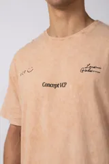 Remera de algodón con efecto lavado gastado, cuello redondo y mangas cortas. Presenta estampados minimalistas en el frente con el logo de la marca y la frase 'Local Based, Global Attitude'.