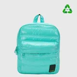 Mochila de diseño acolchado en color turquesa, confeccionada con material reciclado rPET. Cuenta con un compartimento principal amplio con espacio para notebook, bolsillo frontal con cierre y correas acolchadas para mayor comodidad.