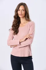 Remera de algodón color beige con sutil estampado floral en tonos pastel, escote redondo y manga larga.