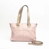 Cartera tipo tote de cuero sintético en color rosa pastel, con manijas dobles y detalles en color beige. Incluye una correa larga ajustable y extraíble en color beige.