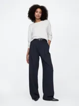 Remera de manga larga color salmón, con cuello redondo y corte holgado.