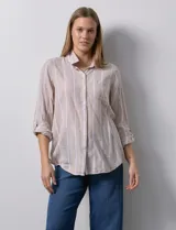 Camisa de lino marca Dash, color beige con rayas verticales blancas, cuello con solapa, cierre frontal de botones, bolsillo aplicado en el pecho y mangas largas con sistema para arremangar mediante presilla y botón.