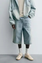 Bermudas de denim de algodón, color celeste claro con efecto vintage y manchas claras en las perneras. Tienen un corte ancho (baggy fit), tiro alto y cinco bolsillos.