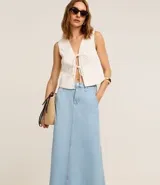 Pollera midi evasé de jeans con trabillas en la cintura, cierre con botón y cremallera, bolsillos traseros y recorte vertical.